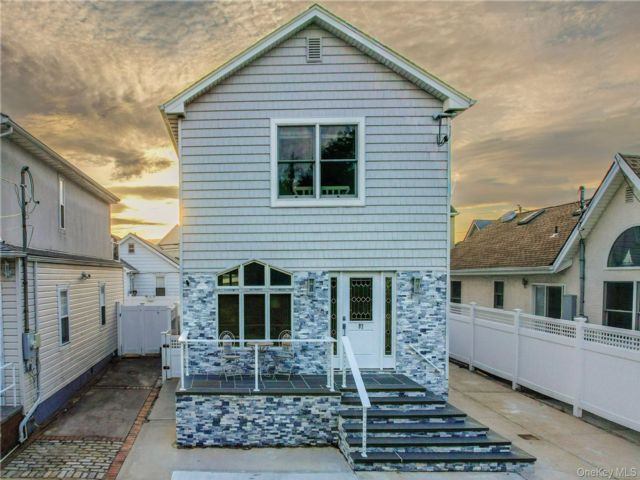  3 BR,  3.00 BTH &nbsp;Exp cape style home in Point Lookout