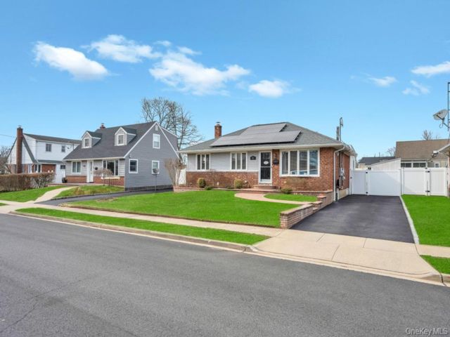  4 BR,  2.00 BTH &nbsp;Exp ranch style home in Farmingdale