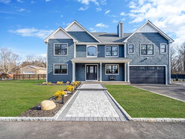  5 BR,  3.00 BTH &nbsp;Colonial style home in Mount Sinai