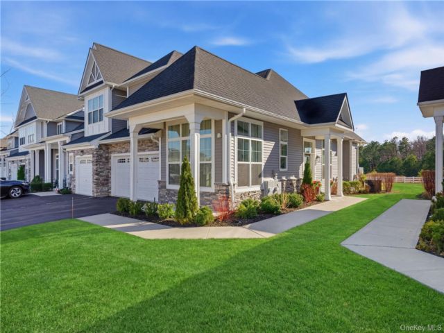  3 BR,  3.00 BTH &nbsp;Condo style home in Yaphank