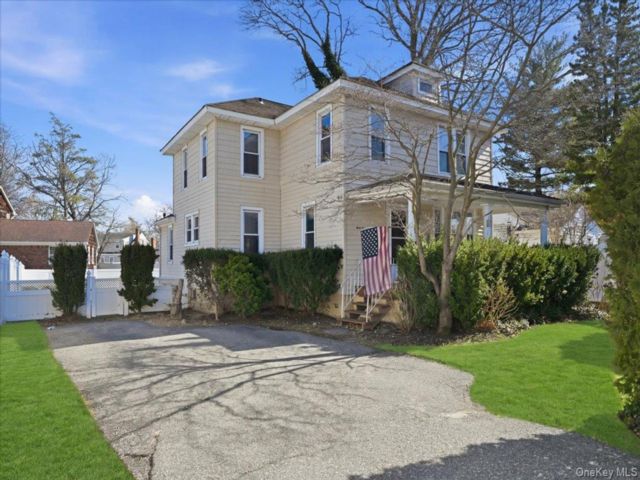  4 BR,  2.00 BTH &nbsp;Colonial style home in Merrick