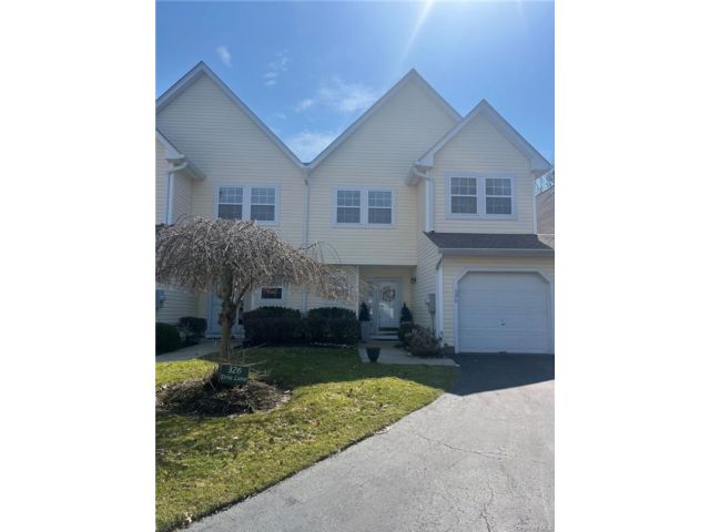  3 BR,  3.00 BTH &nbsp;Condo style home in East Setauket