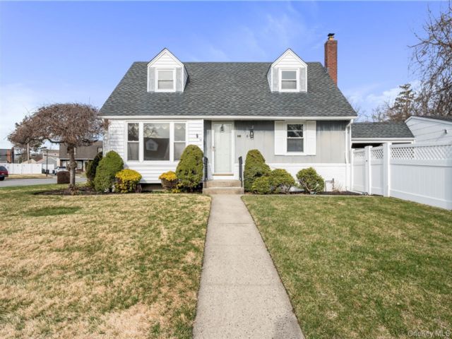  4 BR,  2.00 BTH &nbsp;Exp cape style home in East Meadow