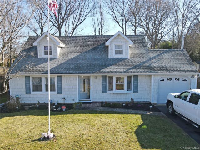  4 BR,  2.00 BTH &nbsp;Cape cod style home in Ridge