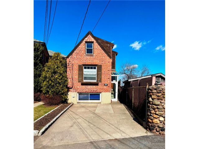  2 BR,  2.00 BTH &nbsp;Contemporary style home in City Island