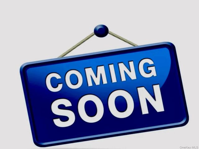  6 BR,  3.00 BTH &nbsp;Colonial style home in Oceanside