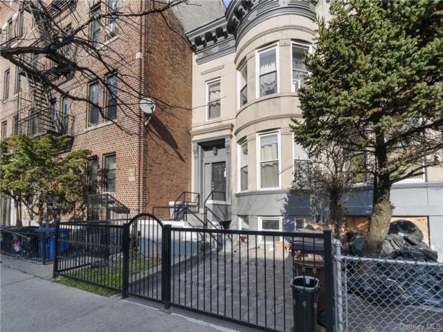  9 BR,  6.00 BTH &nbsp;House style home in Flatbush