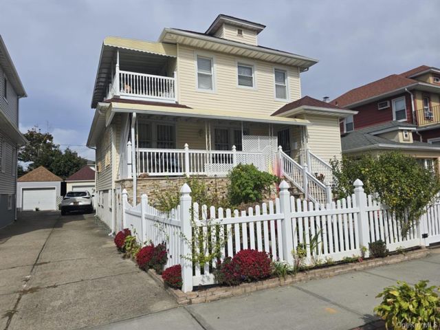  4 BR,  3.00 BTH &nbsp;Colonial style home in Long Beach