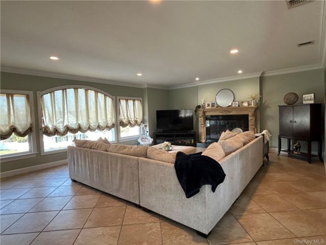  6 BR,  7.00 BTH &nbsp;Colonial style home in Centereach