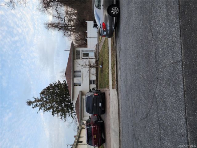  2 BR,  2.00 BTH &nbsp;Hi ranch style home in Merrick