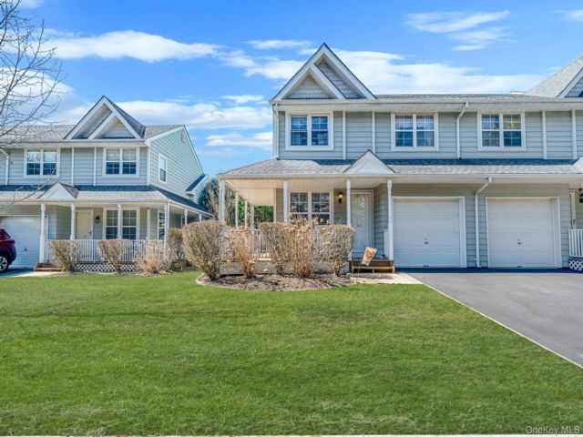  2 BR,  3.00 BTH &nbsp;Condo style home in Central Islip