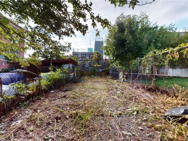 Lot <b>Size:</b>  &nbsp;House style home in East New York