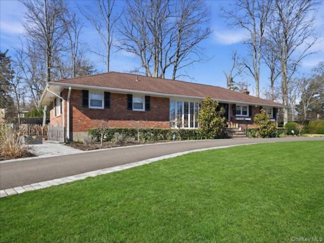  4 BR,  3.00 BTH &nbsp;Exp ranch style home in Glen Cove