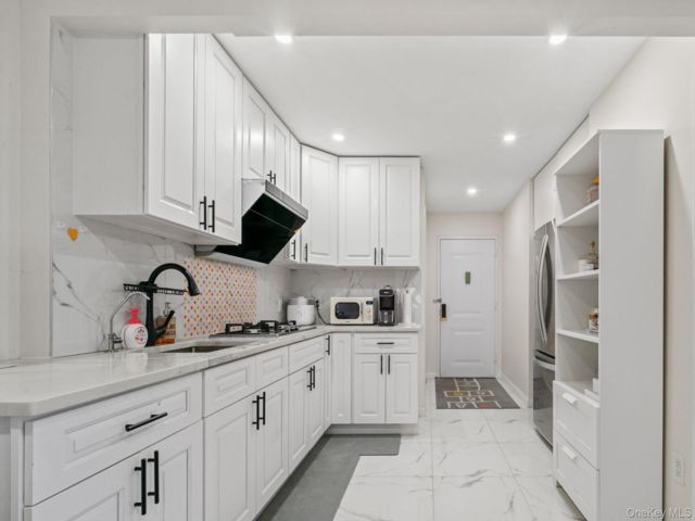  2 BR,  1.00 BTH &nbsp;Condo style home in Flushing