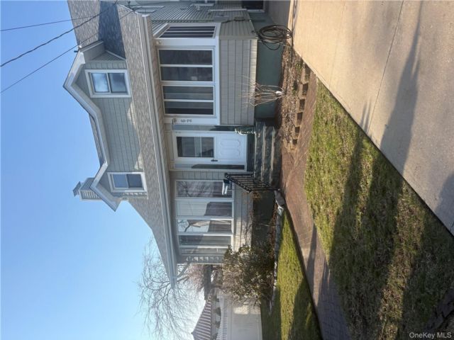  3 BR,  2.00 BTH &nbsp;Cape cod style home in Freeport