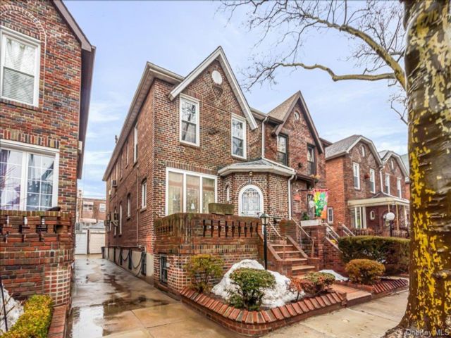  3 BR,  3.00 BTH &nbsp;Colonial style home in Mill Basin