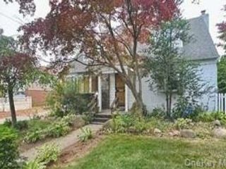  6 BR,  2.00 BTH &nbsp;Cape cod style home in New Hyde Park