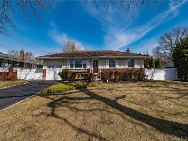  3 BR,  1.00 BTH &nbsp;Ranch style home in Commack