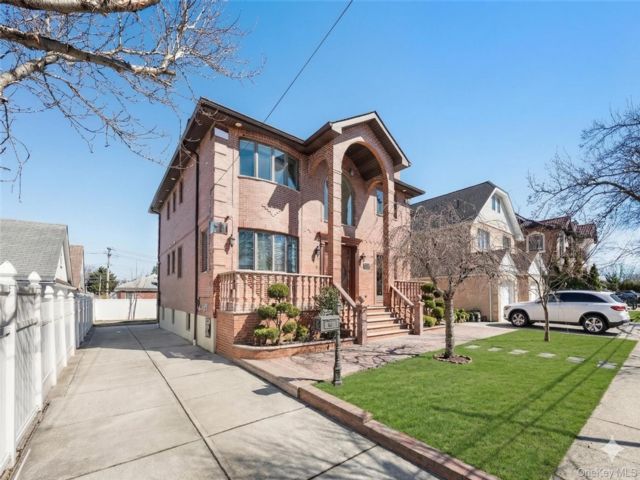  5 BR,  5.00 BTH &nbsp;Colonial style home in Oakland Gardens