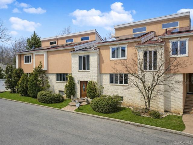  5 BR,  6.00 BTH &nbsp;Contemporary style home in Eltingville