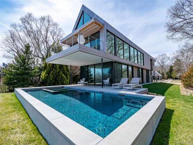  4 BR,  4.00 BTH &nbsp;Modern style home in East Hampton