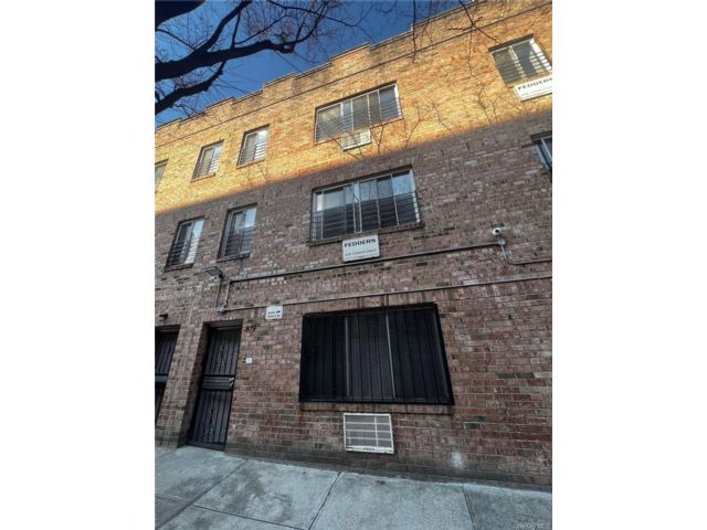  9 BR,  6.00 BTH &nbsp;House style home in West Farms