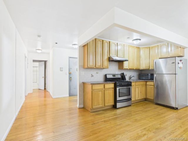  3 BR,  2.00 BTH &nbsp;Other style home in Woodside