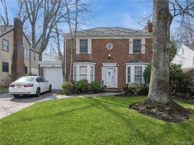  3 BR,  3.00 BTH &nbsp;Colonial style home in Great Neck