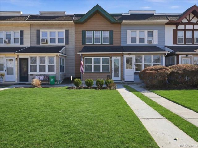  3 BR,  1.00 BTH &nbsp;House style home in Garden City