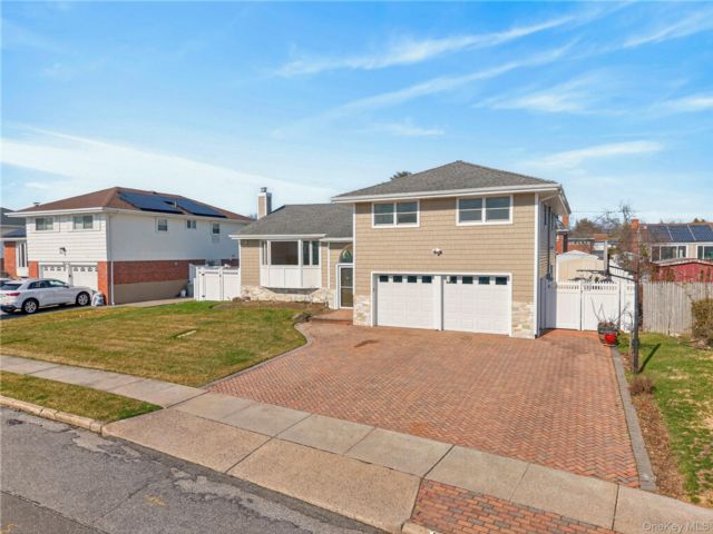 4 BR,  3.00 BTH &nbsp;Split level style home in Plainview