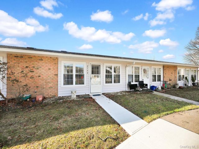  2 BR,  1.00 BTH &nbsp;Garden style home in Ridge