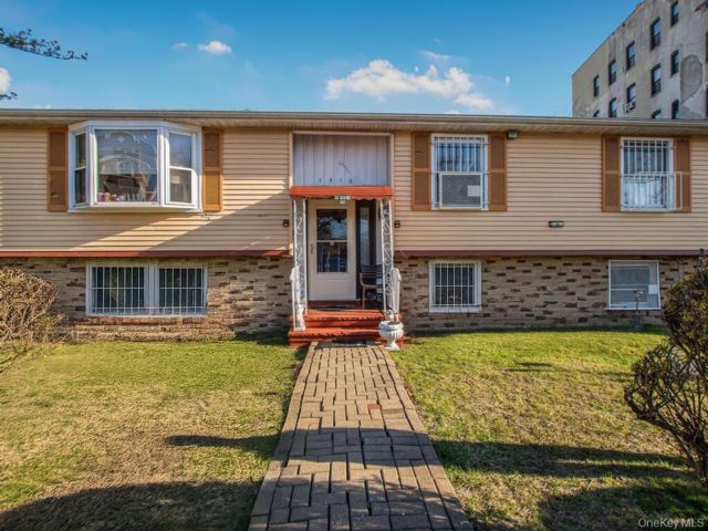  5 BR,  3.00 BTH &nbsp;Raised ranch style home in West Farms