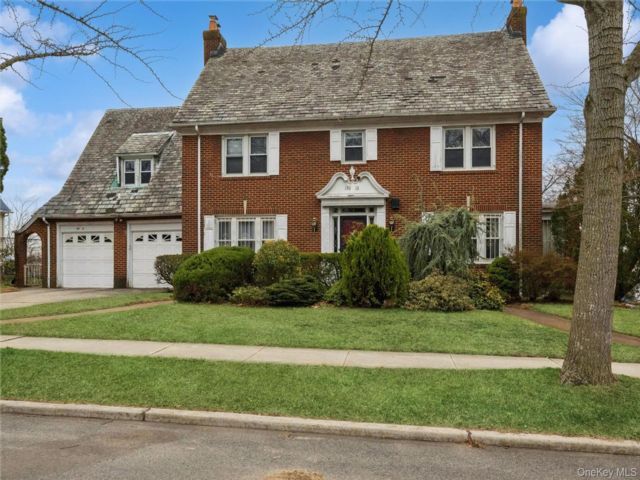  4 BR,  4.00 BTH &nbsp;Colonial style home in Holliswood