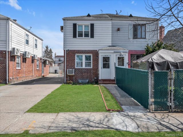  2 BR,  2.00 BTH &nbsp;Colonial style home in Bellerose