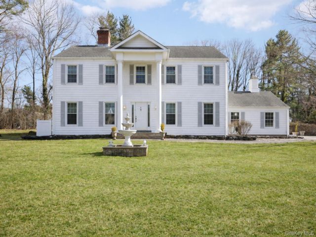  5 BR,  4.00 BTH &nbsp;Colonial style home in Smithtown