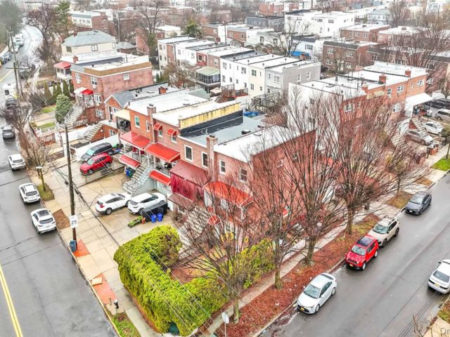  3 BR,  3.00 BTH &nbsp;Colonial style home in Throggs Neck