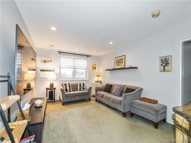  3 BR,  1.00 BTH &nbsp;Garden style home in Little Neck