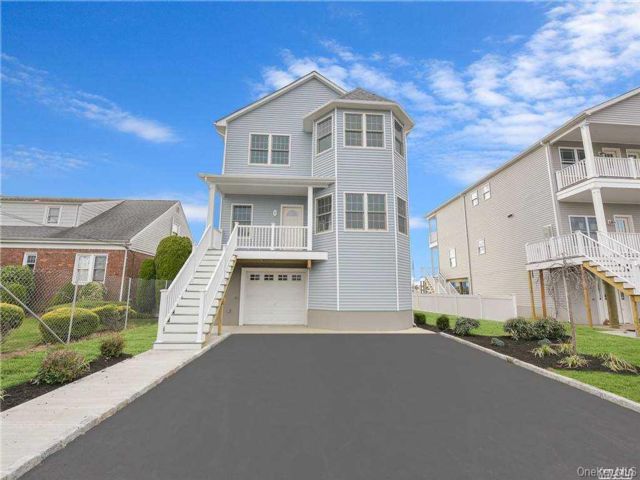  3 BR,  3.00 BTH &nbsp;Colonial style home in Freeport