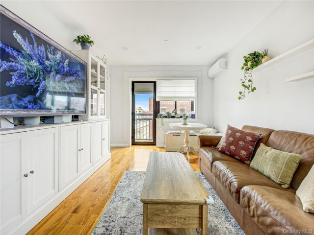  2 BR,  2.00 BTH &nbsp;Other style home in Elmhurst