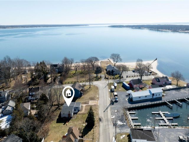  3 BR,  2.00 BTH &nbsp;Cottage style home in Southold