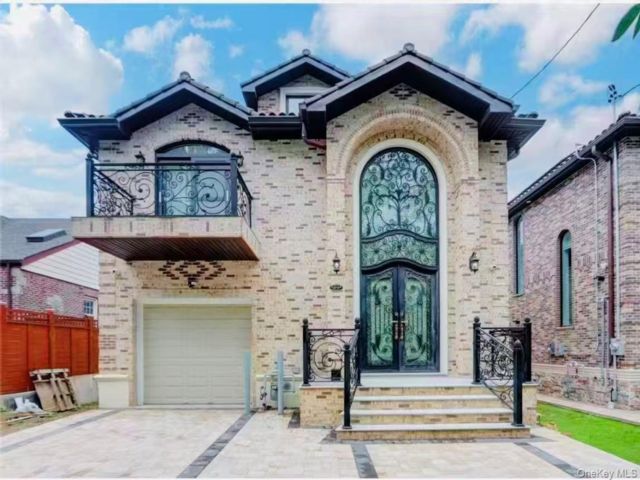  4 BR,  6.00 BTH &nbsp;Other style home in Flushing