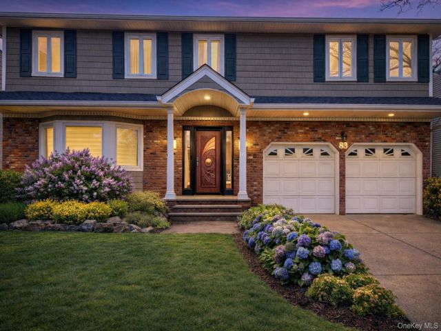  5 BR,  4.00 BTH &nbsp;Colonial style home in East Rockaway