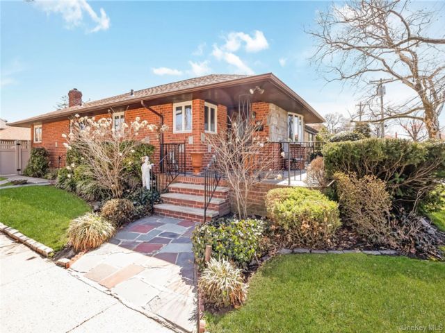  3 BR,  3.00 BTH &nbsp;Ranch style home in Whitestone