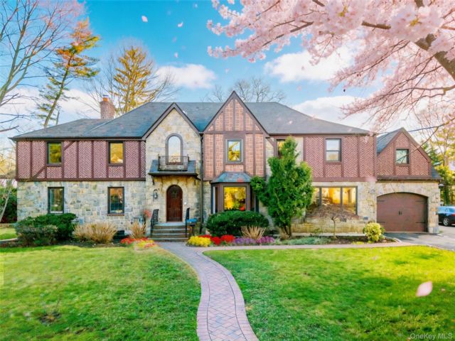  7 BR,  5.00 BTH &nbsp;Other style home in Great Neck