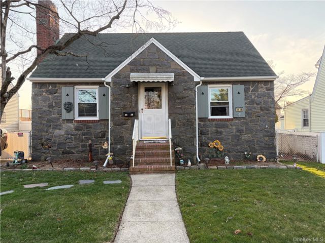  4 BR,  2.00 BTH &nbsp;Cape cod style home in Bellmore
