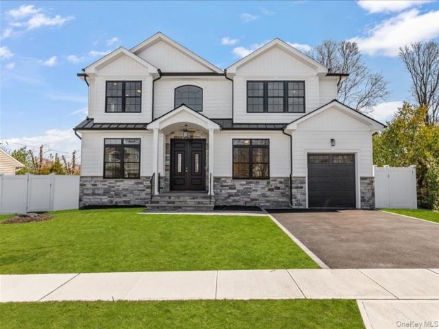  5 BR,  4.00 BTH &nbsp;Colonial style home in Old Bethpage