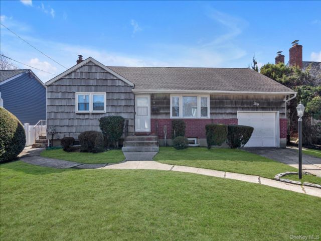  3 BR,  1.00 BTH &nbsp;Ranch style home in Hicksville