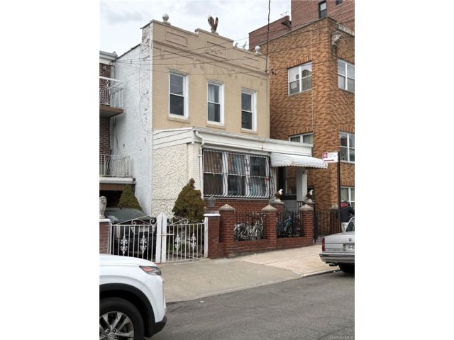 10 BR,  2.00 BTH &nbsp;House style home in Long Island City
