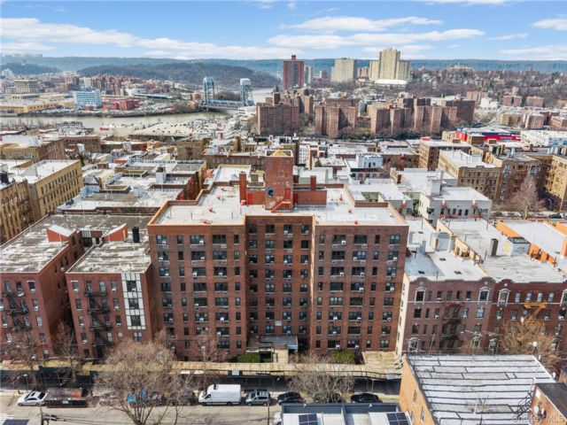  2 BR,  2.00 BTH &nbsp;Other style home in Jerome Avenue