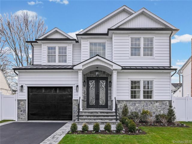  5 BR,  4.00 BTH &nbsp;Colonial style home in Hicksville